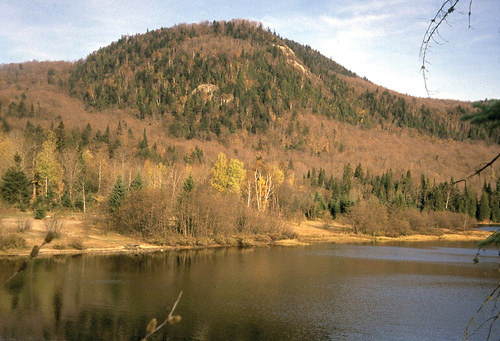 Vůbec největší kanadská provincie, frankofonní Québec, se rozkládá na 1,5 milionu km2, přičemž vodní plochy v ní jsou dvakrát větší, než činí rozloha ČR. Na snímku jezero Lac Monroe v národním parku Mont-Treblant. Foto Jan Plesník