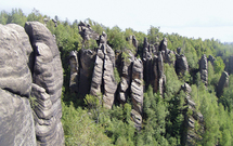 Monumentální propast Alexandr Veliký v pohoří Prekornica.