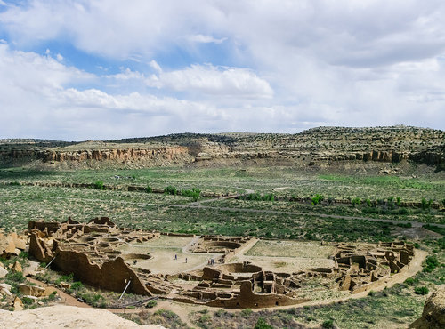 Nejrozs†hlejÁ° stavbou pueblanskžch pżedkÖ v Chaco Culture National Historical Park  je Pueblo Bonito - Kr†snā mōsto Foto Lenka śoltysov†