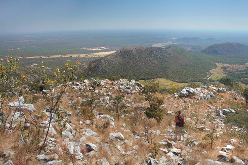 Samostatnž track ve velkolepā krajinō NP Lavushi Manda. Foto FrantiÁek Pelc