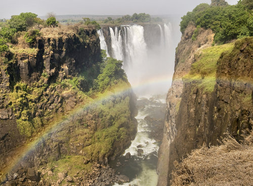 Viktoriny vodop†dy na żece Zambezi mezi Zambi° a Zimbabwe prvn° objevil Dr. David Livingstone v roce 1855. Masy vody padaj° pżes pr†h v°ce jak sto metrÖ hluboko. Foto Zdenōk Patzelt