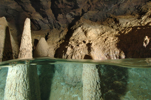 Raftovā stalagmity v jeskyni Nebe II. Foto Petr Vaverka