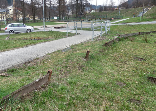 V HanuÁovic°ch vybudovanā dżevōnā z†brany nefunguj°, żada dżevōnžch pol° chyb° a ß†by tak nejsou nav†dōny do podchodu, ale dostanou se pż°mo na silnici