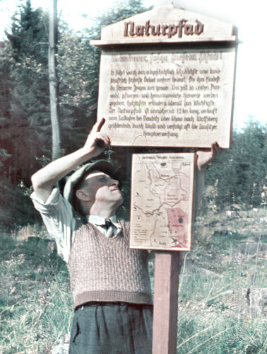 Rudolf Kogler pżi osazov†n° tabule nauünā stezky Archiv rodiny SchnittnerÖ detail