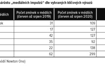 Romantické údolí řeky Berounky z Týřovských skal v Národní přírodní rezervaci Týřov; v popředí jsou žlutě kvetoucí keříčky tařice skalní (Aurinia saxatilis), které na jaře rozzáří skály nad řekou.