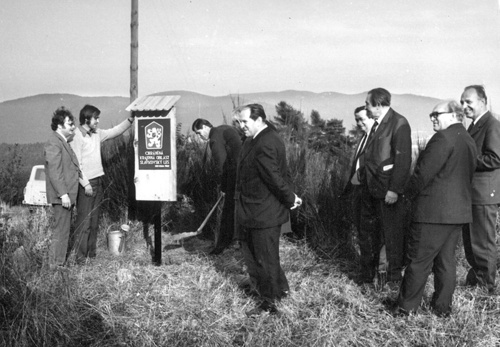 1 Slavnostni vyhlaseni CHKO SL_zasazeni 1.hranicni tabule u Manskeho dvora (6)