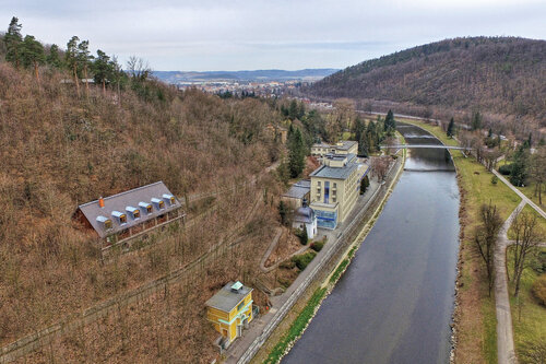 Lázně Teplice nad Bečvou, vlevo ve svahu provozní budova Zbrašovských aragonitových jeskyní, 2018.   Foto Martin Necid