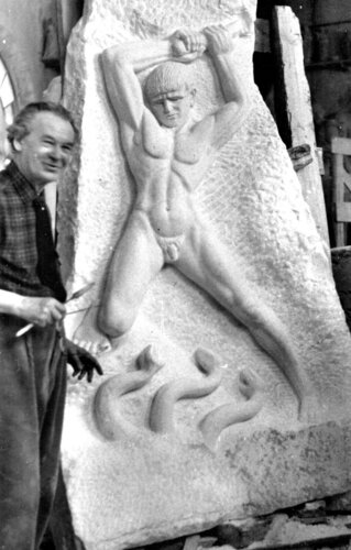 Italský sochař Dante Isoppi s pomníkem pro Lidice.  Foto archiv Bohumila Kučery