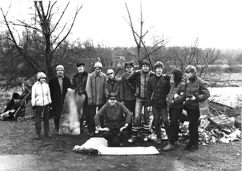 Úklidová brigáda 01/30. ZO ČSOP „Troja“ na pražském Císařském ostrově, jaro 1983. Milan Damohorský v popředí v podřepu. Foto z kroniky „Troje“