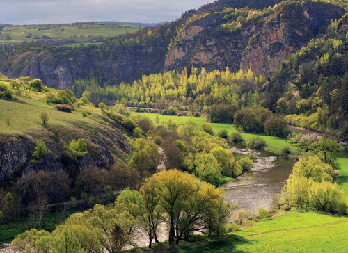 The gorge of the Berounka River with limestone rocks is the core of the Českýkras/Bohemian Karst Protected Landscape Area. © Jindřich Prach