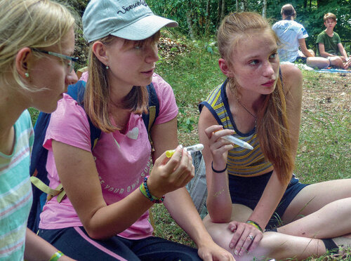 On the competition trail, contestants demonstrate their knowledge of various natural science disciplines, e.g. invertebrate identification (national round 2022). © Jan Moravec