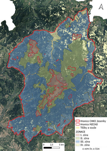 Mapa č. 1: Plochy lesů dotčené kůrovcovou gradací na podkladu zonace CHKO Jeseníky (zdroj: https://www.kurovcovamapa.cz/); období 2018–2021.