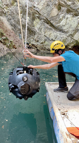 Spouštění robota ROV Unexmin GeoRobotics z plovoucího pontonu na hladině Jezírka.   Foto Pavel Fryšák