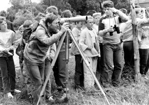 Pavel Kocourek při pozorování ptáků v rezervaci Serrahn během putovního tábora (Dölkau – Carpin – Anklam) v bývalé NDR (26. 7. – 5. 8. 1982).   Foto S. Meissner, Vogelschutzwart