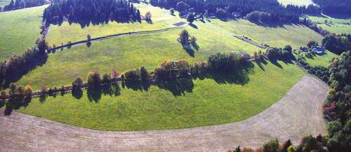 At present, the agricultural landscape of the Šumava/Bohemian Forest Mts. Protected Landscape Area consists largely of meadows and pastures with scattered trees and fallow wetlands. © Pavel Hubený