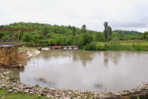 Přístaviště turistických lodiček u vývěru říčky Kumi za vysokého stavu vody.