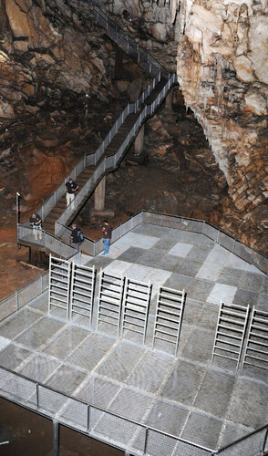 Jeskyně Satsurblia byla na základě doporučení a za podpory českých expertů upravena a zařízena tak, aby mohla být využita pro potřeby speleoterapie.