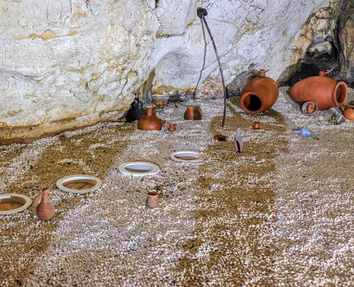 Návštěvníci jeskyně Tetra (bílá) mohou ochutnat netradiční vína zrající v podzemních nádobách (kvevri) umístěných přímo v jeskyni.