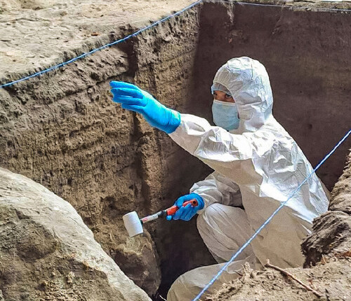 Odběr vzorků na analýzy sedimentární staré DNA. 