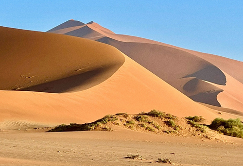Namibie, do vyhlášení nezávislosti známá jako Jihozápadní Afrika, dostala jméno podle působivé Namibské pouště zabírající 50 000 km2 a pyšnící se nejvyššími dunami na světě.