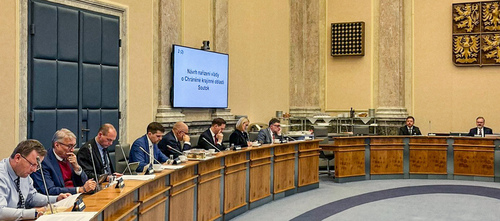 Záběr na jednání vlády při schvalování CHKO Soutok