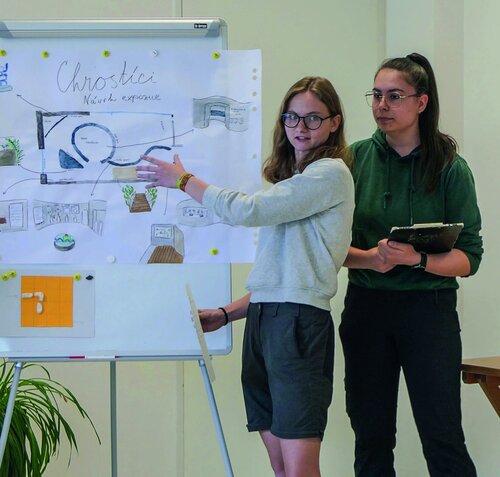 Soutěžící národního kola předvádějí své návrhy na úpravu expozice Vodního domu hodnotící komisi.