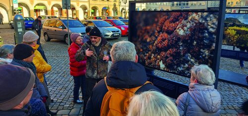 Účinným nástrojem komunikace s místními obyvateli je také pořádání venkovních výstav (komentovaná prohlídka výstavy o proměnách lesů národního parku s autorem fotografií Václavem Sojkou).