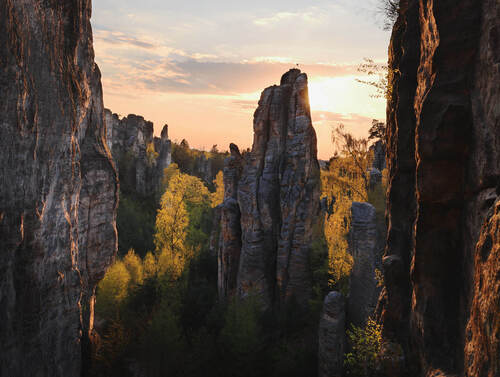 Skalní věž Mnich či Modlitba skal z Císařské chodby patří k nejimpozantnějším skalním věžím v Českém ráji.  Foto Vladimír Šoltys