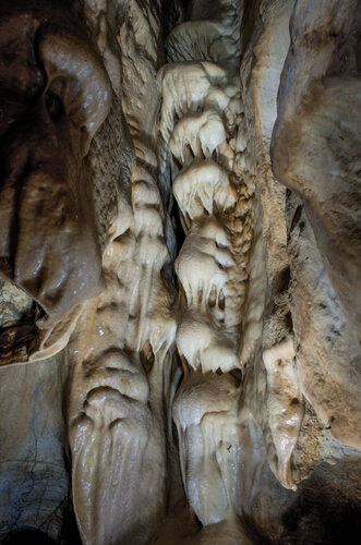 Bělostné sintrové náteky v jeskyni Na Pomezí často vyplňují tektonické pukliny.  Foto Petr Zajíček, archiv SJČR