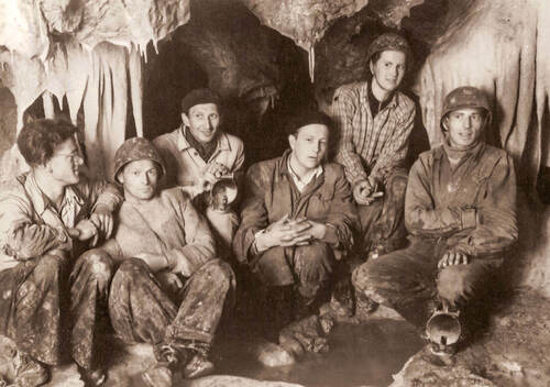 Skupina objevitelů v jeskyni Na Pomezí, patrně v roce 1949. Foto archiv SJČR