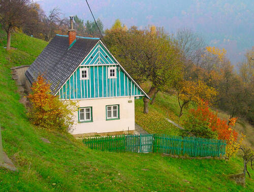 Chalupářskou péčí se zachovalo mnoho historických chalup, jako např. tato na Záborčí. Foto Lukáš Bílek