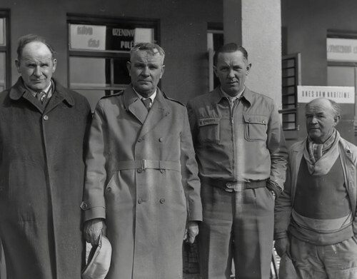 Objevitelé Koněpruských jeskyní – lamači Štěpán, Mareš, Jiránek a Chvojka před budovou Koněpruských jeskyní v roce 1960. Objevitelé Koněpruských jeskyní – lamači Štěpán, Mareš, Jiránek a Chvojka před budovou Koněpruských jeskyní v roce 1960.