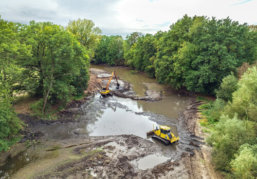 Obr. 4: Odbahňování přírodní památky Tůň u Hrobic v roce 2025. Foto Jakub Medek
