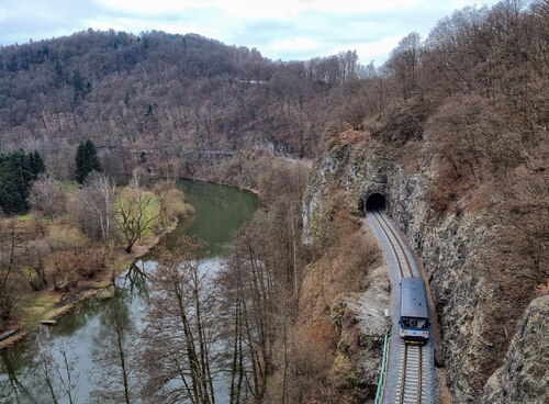 Obr. 3: Ochranné lesy v kaňonech řek se skalními výchozy a sutěmi, se střídajícími se zastíněnými a osluněnými polohami, patří k přírodovědně velmi cenným. Často tvoří skladebné části územního systému ekologické stability. Foto Pavel Pešout