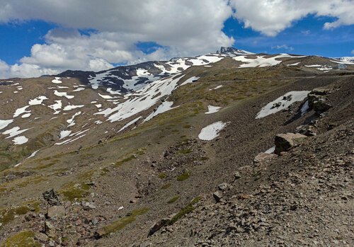 Obr. 3: Změny podnebí vyvolávají ve vysokých horách posun horní hranice lesa a ústup ledovců. Kdysi nejjižnější ledovec v Evropě na vrcholu Pico del Veleta (3 396 m n. m.) ve španělském pohoří Sierra Nevada jen 350 km od afrického pobřeží již roztál: velkou část roku na vrcholku hory zůstává sníh. Foto Jan Plesník