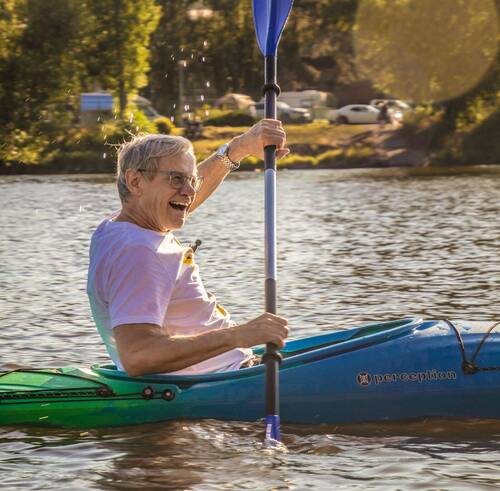 Rektor Jiří Zima na kajaku. Foto Jiří Jakub Zévl
