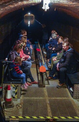 Obr. 3: Jednou z usazovacích nádrží mohou dnes návštěvníci proplout na prámu. Foto Tomáš Just