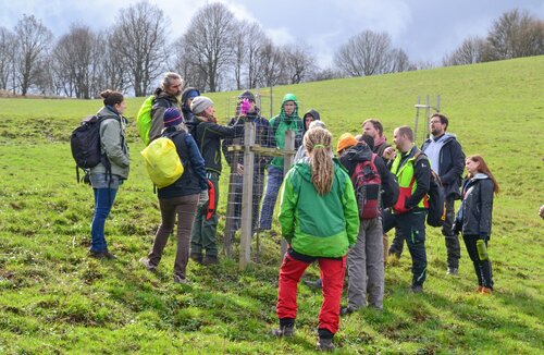 Obr. 7: Skupina lidí v přírodě. Foto Ondřej Nitsch