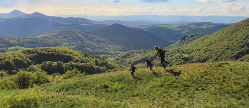 Obr. 2: Horská krajina s turisty. Foto Lenka Čolobentičová