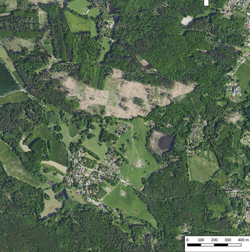 Obr. 3: Ortofoto vs. vrstva palivových modelů – ukázka „převodu“ reálné krajiny do palivových modelů ve výřezu cca 2 × 2 km. Zpracovala Radka Mašková