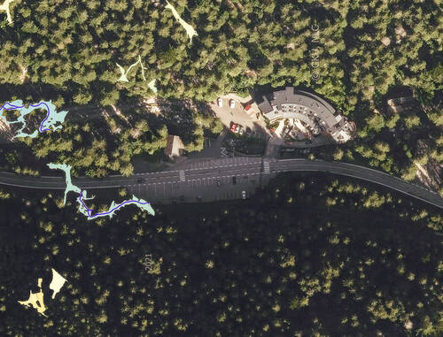 Fragmenty známych častí jaskýň, vedúcich popod frekventovanú cestu 2. triedy do Jasnej, sa nachádzajú len 2 až 5 m pod vozovkou. Cez tieto jaskyne preteká vodný tok, ktorý je súčasťou najdôležitejšieho vodného zdroja na Liptove.  Autor: Pavel Herich z podkladov vlastných a GKÚ, NLC. 
