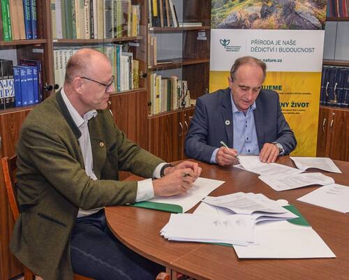 Official signing of a public-law contract between the Nature Conservation Agency of the Czech Republic, represented by František Pelc, and the landowner Štěpán Bečvář.
