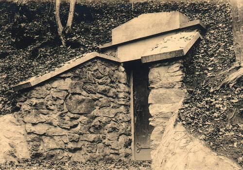Obr. 2: Nový vchod do jeskyní z údolního svahu Bečvy, po roce 1914.